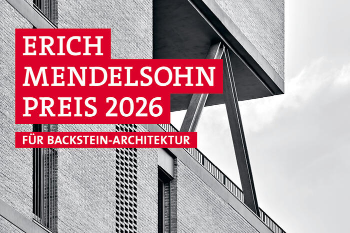 Keyvisual des Erich-Mendelsohn-Preises 2026 für Backstein-Architektur (Projekt: SOCIAL ATRIUM (54 Social Houses in Besòs) von PERIS+TORAL ARQUITECTES)