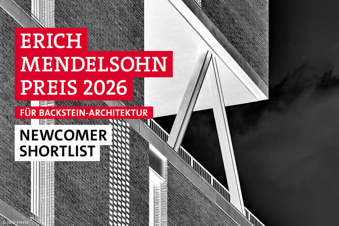 Keyvisual des Erich-Mendelsohn-Preises 2026 für Backstein-Architektur (Projekt: SOCIAL ATRIUM (54 Social Houses in Besòs) von PERIS+TORAL ARQUITECTES)