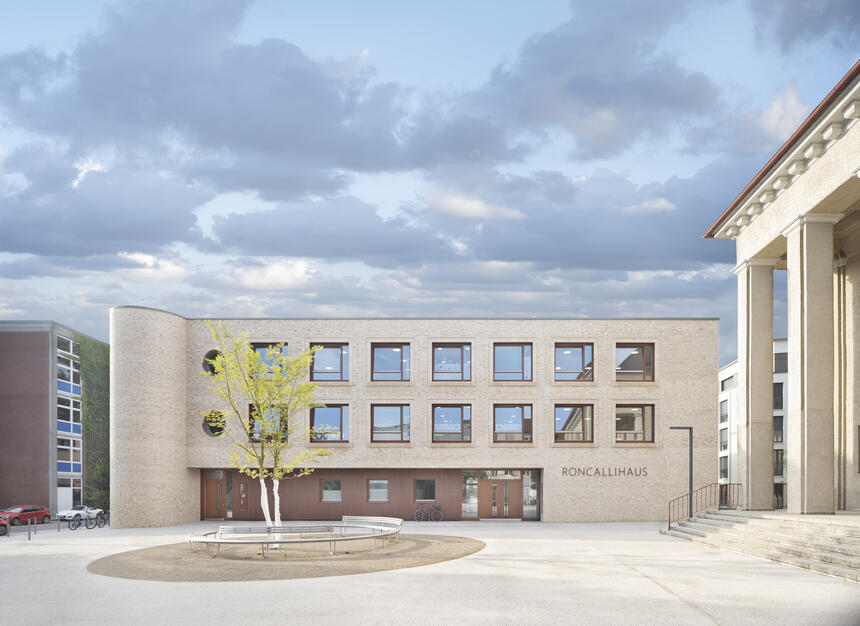 Gemeindehaus mit Pfarrbüro, Sakristei und Kita St. Elisabeth Ulm