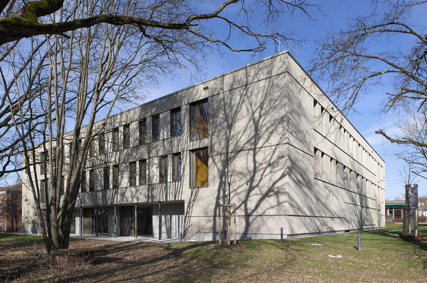 Amtsgebäude in Holzbauweise mit Bäumen umgeben