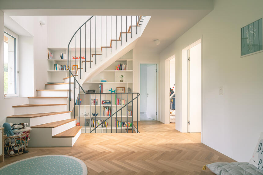 In einem Winzerdorf wird dieses sehr schlichte, an die Nachbarhäuser angebaute Haus saniert, um einer Familie ein neues Zuhause zu bieten
