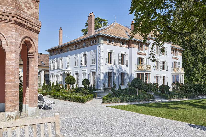 Um es mit ihrer Familie bewohnen zu können, haben die neuen Eigentümer das ursprünglich mittelalterliche Schloss, das im 19. Jahrhundert umgebaut worden war, sorgfältig saniert
