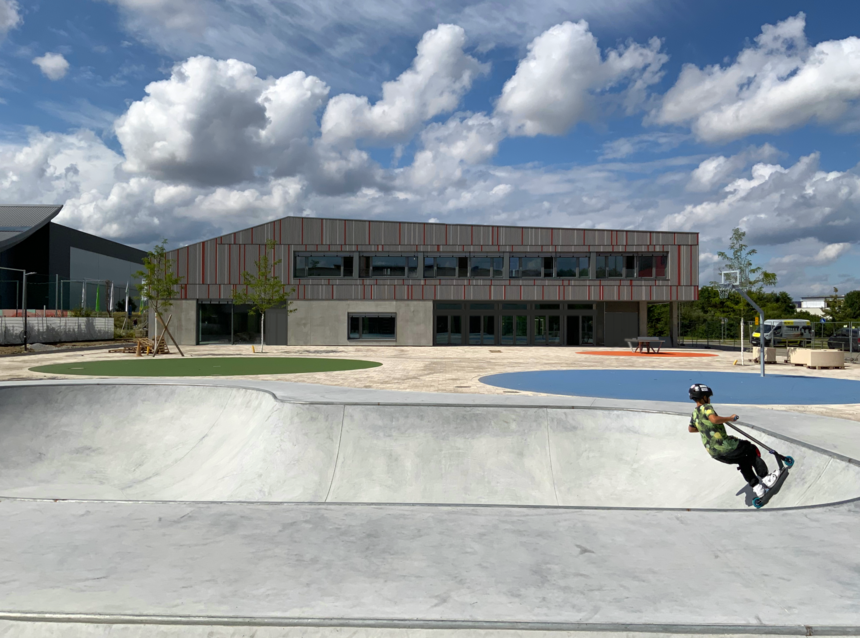 Jugendfreizeitstätte Piustreff mit Skaterbahn und Jungem auf Skateboard