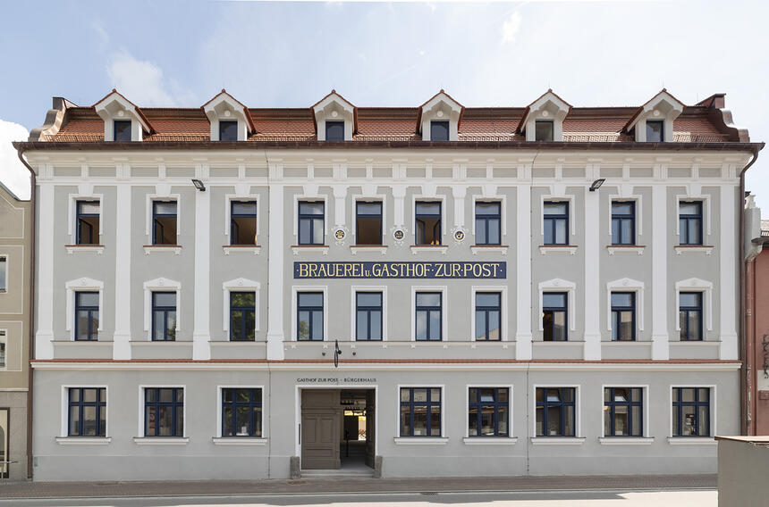 Gasthof zur Post Frontenhausen mit Stuckfassade