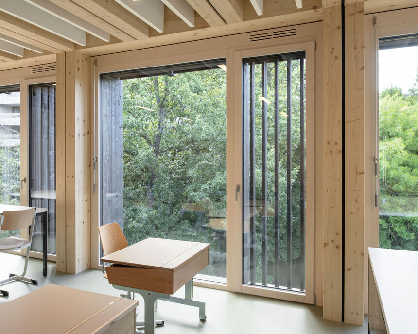 Bau von 6 modularen, vorgefertigten Holzschulen, die provisorisch und versetzbar sind