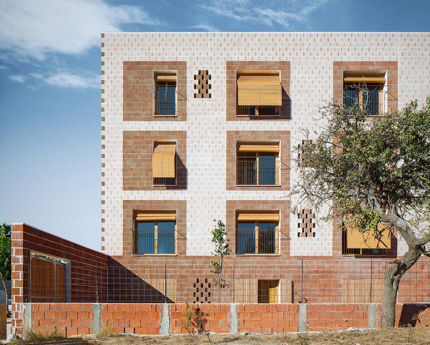 24 PUBLIC DWELLINGS IN PLATJA D'EN BOSSA