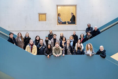 Teamfoto der Kolleg:Innen auf der zentralen Treppe der Erich-Kästner-Realschule in Brühl