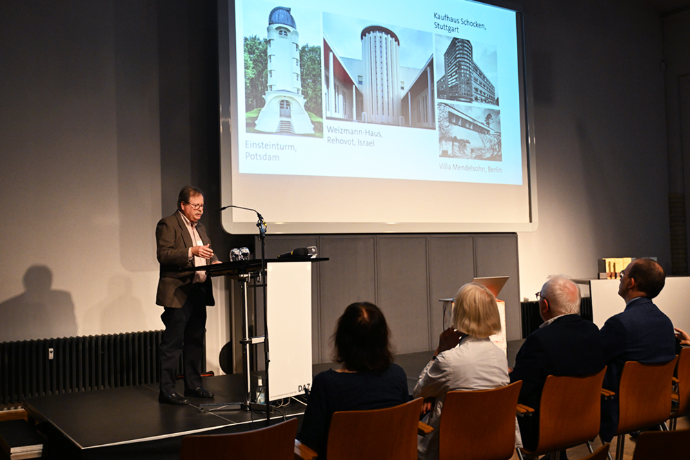 David Fishman beim Vortrag auf der Bühne