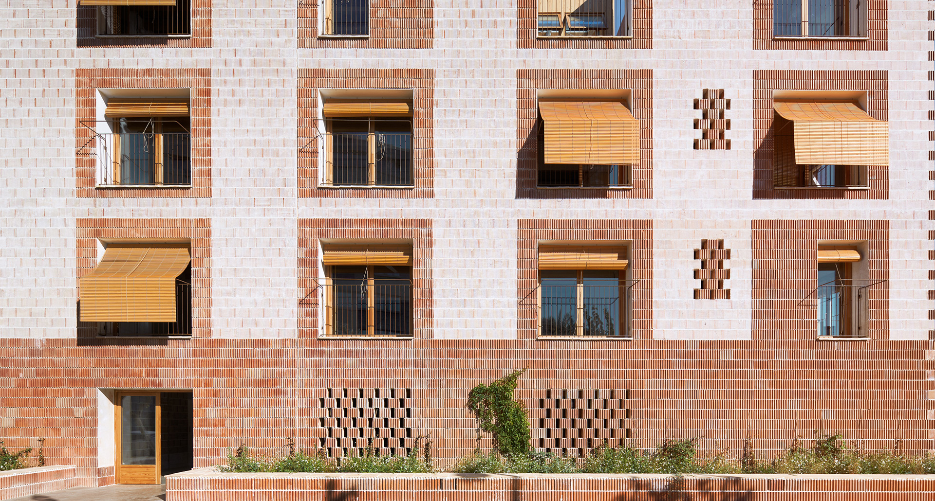 24 PUBLIC DWELLINGS IN PLATJA D'EN BOSSA
