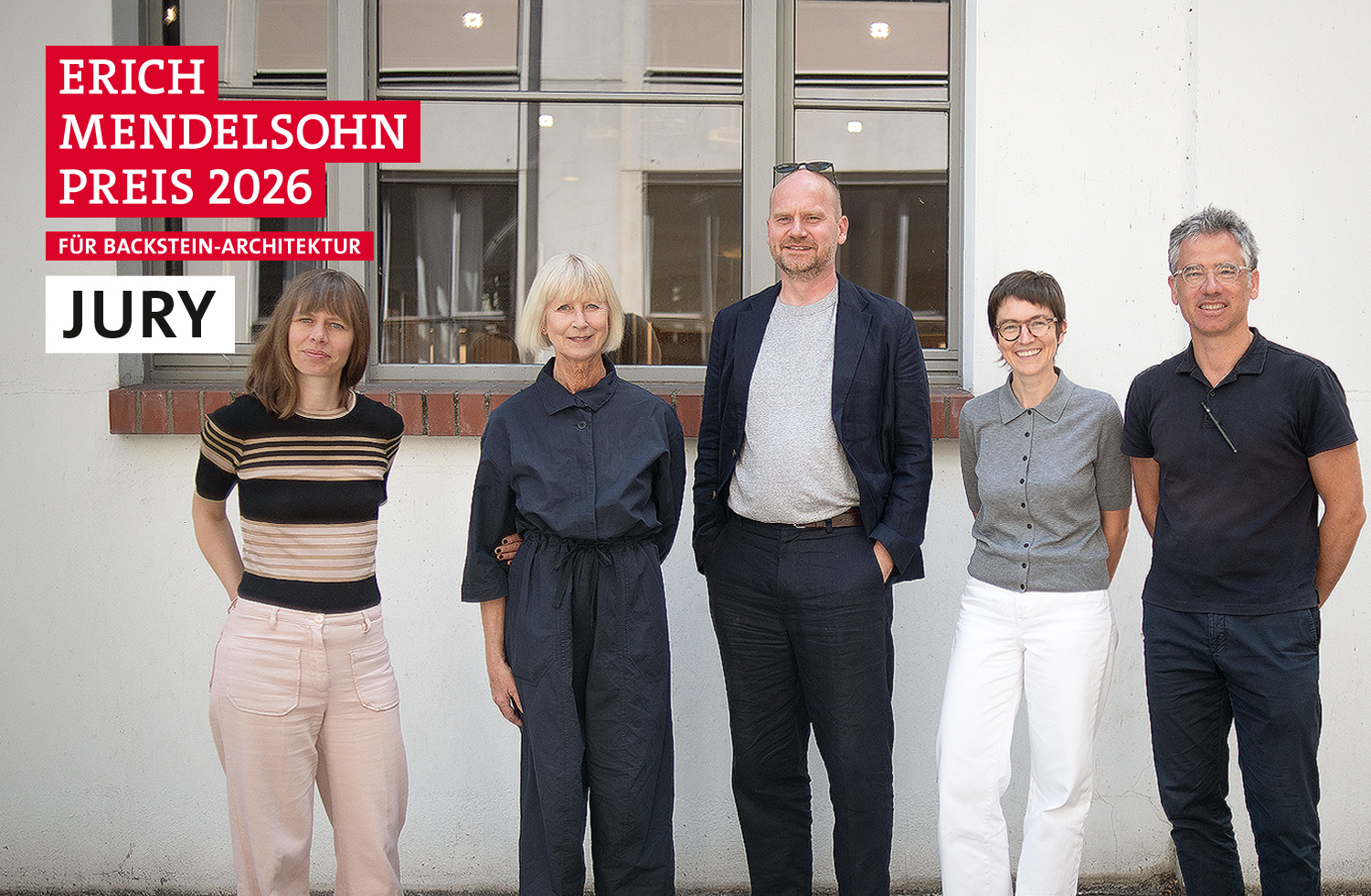 Fünf Personen vor einem Gebäude